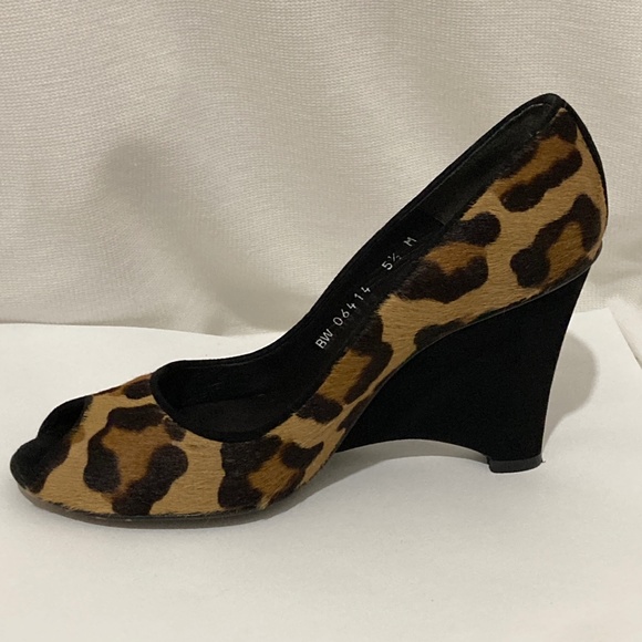 Gorgeous Wedge Leopard Print Stuart Weiztman heels Size 6 - Picture 9 of 11